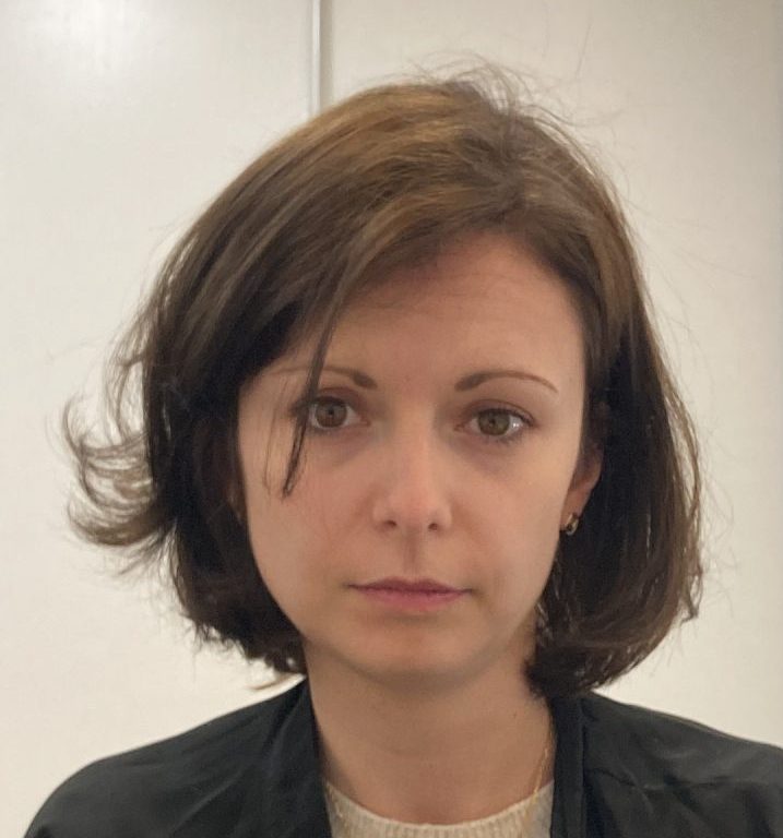 À propos de moi

Je suis la fondatrice de Bulle de Rêves, consultante en sommeil du bébé, passionnée par le bien‑être des tout‑petits et l’équilibre des familles.

Comme beaucoup de parents, j’ai traversé des périodes de fatigue intense, de doutes et de soirées interminables. C’est ce vécu, mêlé à ma sensibilité pour le monde de l’enfance, qui m’a conduite à me former au sommeil du bébé afin d’aider d’autres familles à retrouver de la sérénité.

Aujourd’hui, j’accompagne les parents avec une approche respectueuse, sans laisser-pleurer, en tenant compte du rythme, de la maturité et des besoins émotionnels de chaque enfant.

Je me suis formée à une approche basée sur la théorie de l’attachement, afin de soutenir un sommeil qui respecte le développement affectif du bébé et le lien parent‑enfant. Cette base guide toute ma pratique.

Je suis également maman ayant allaité, et je connais de l’intérieur les réalités de l’allaitement : les tétées nocturnes, les endormissements au sein, les réveils fréquents et parfois la fatigue qui en découle. J’intègre toujours cette dimension dans mes accompagnements, avec respect et sans jugement.

Mon approche

Je crois en un accompagnement :

doux et bienveillant

personnalisé pour chaque famille

basé sur la compréhension plutôt que sur le contrôle

Mon rôle n’est pas de vous imposer une méthode, mais de vous aider à comprendre votre bébé et à trouver vos propres repères, ceux qui vous ressemblent.

Ce qui me tient à cœur

✨ Respecter le lien parent‑enfant

✨ Préserver la sécurité affective du bébé

✨ Soulager la fatigue des parents sans culpabilité

✨ Redonner confiance aux familles

Si vous ressentez le besoin d’être soutenus, écoutés et guidés avec douceur, je serais heureuse de vous accompagner.